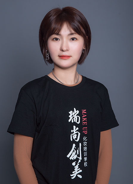 徐麗晶：朋友的介紹，我選擇了化妝行業(yè)，在瑞尚創(chuàng)美學習化妝